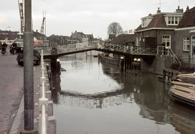 831804 Gezicht op de Knollenbrug over de Vecht te Utrecht met rechts de ingang van de Brugstraat.